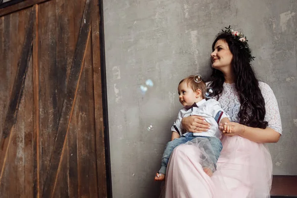 Felice Madre Figlio Giocare Con Bolle Sapone — Foto Stock