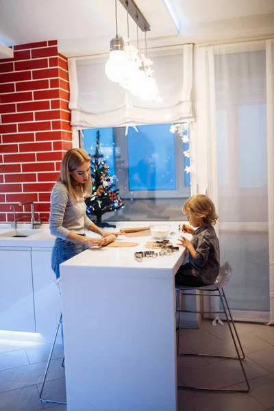 Madre Hijo Haciendo Galletas Casa — Foto de Stock