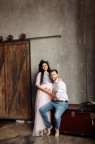 Maravillosa Pareja Casada Posando Casa — Foto de Stock