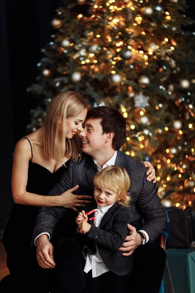 Šťastná Mladá Rodina Vánočního Stromku — Stock fotografie