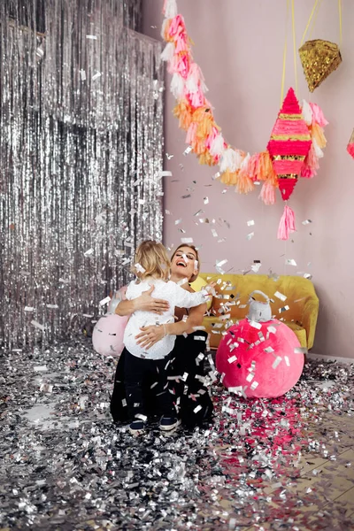 Gelukkig Jong Moeder Haar Zoon Hebben Plezier — Stockfoto