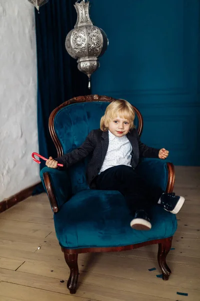 Menino Bonito Feliz Com Cana Açúcar Sentado Cadeira — Fotografia de Stock