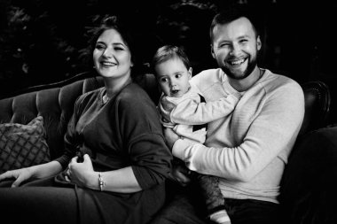 koltukta oturan genç aile