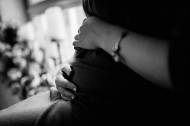 mutlu güzel hamile kadın evde