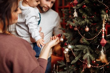 Mutlu genç aile evde Noel 