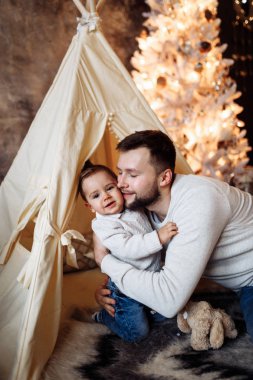 Mutlu genç baba oğlu yakınında çadır ile poz 