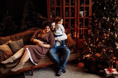 koltukta oturan genç aile