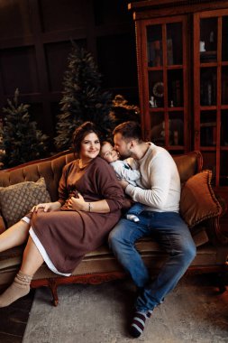 koltukta oturan genç aile