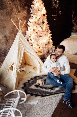 Çadırın oturan oğluyla mutlu genç baba 