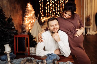 Harika evli çift evde poz