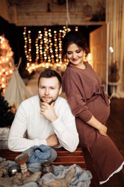 Harika evli çift evde poz