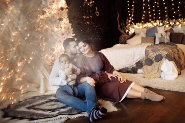 Mutlu genç aile Noel ağacı tarafından poz