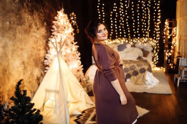 evde poz mutlu güzel kadın