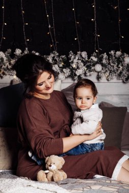 Mutlu anne ve oğul yatakta poz veriyor. 