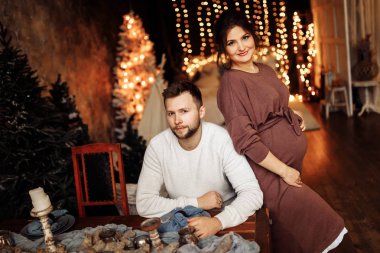 Harika evli çift evde poz