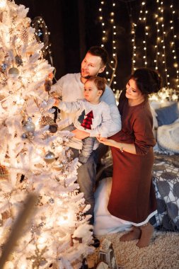 Mutlu genç aile Noel ağacı süsleme