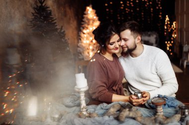 Harika evli çift evde poz