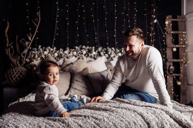 Yatağa eğleniyor oğluyla mutlu genç baba 