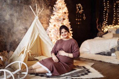 çadır tarafından mutlu güzel bir hamile kadın