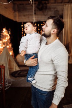 Mutlu genç baba oğlu holding 