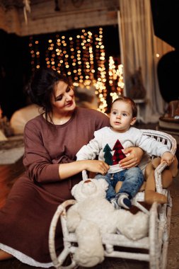 Mutlu anne ve oğlu poz 