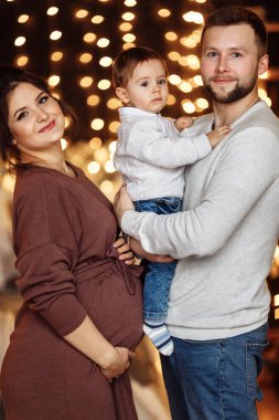 Mutlu genç aile evde poz veriyor. 