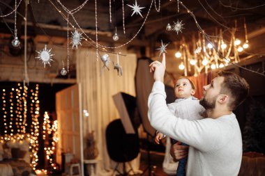 Mutlu genç baba oğluyla Noel dekorasyon arıyorsunuz 