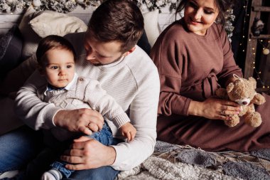 Mutlu genç aile yatağa poz