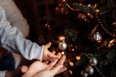 Mutlu genç anne ve oğlu Noel ağacı süsleme