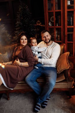 koltukta oturan genç aile