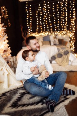 Çadırın oturan oğluyla mutlu genç baba 