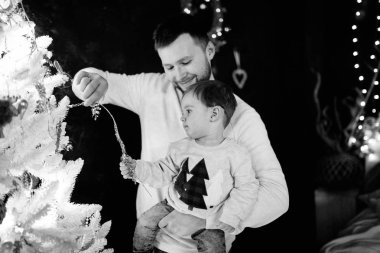 Noel oğluyla mutlu genç baba 