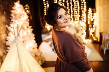 evde poz mutlu güzel kadın