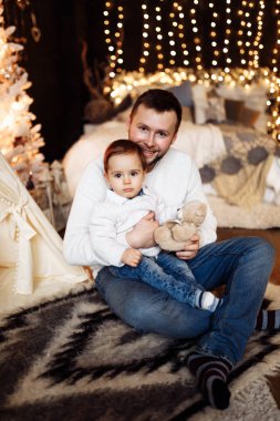 Çadırın oturan oğluyla mutlu genç baba 