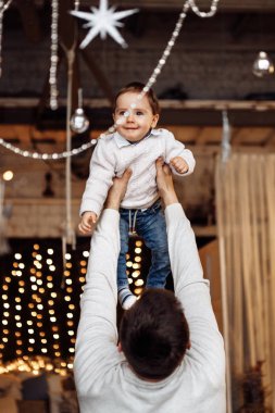 Mutlu genç baba oğlu holding 