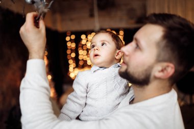 Mutlu genç baba oğluyla Noel dekorasyon arıyorsunuz 