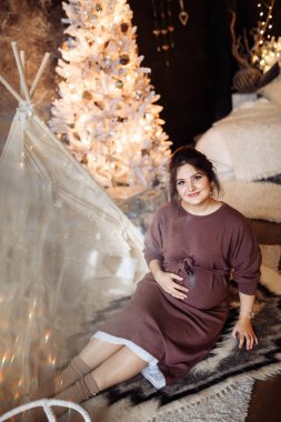 çadır tarafından mutlu güzel bir hamile kadın