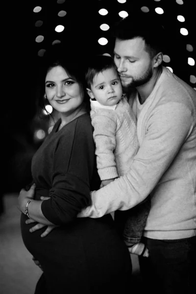 Familia Joven Feliz Posando Casa — Foto de Stock