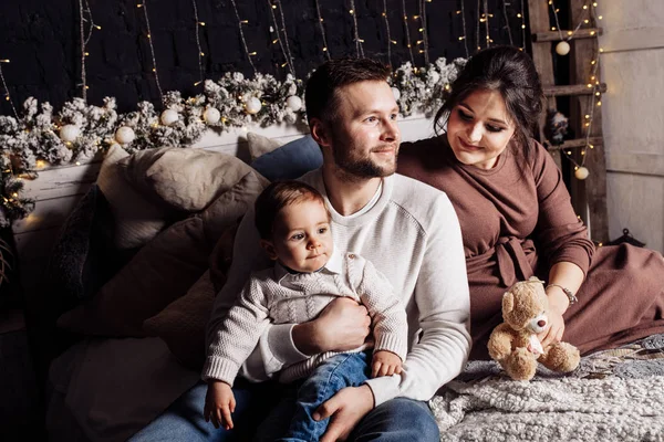 Feliz Joven Familia Posando Cama — Foto de Stock