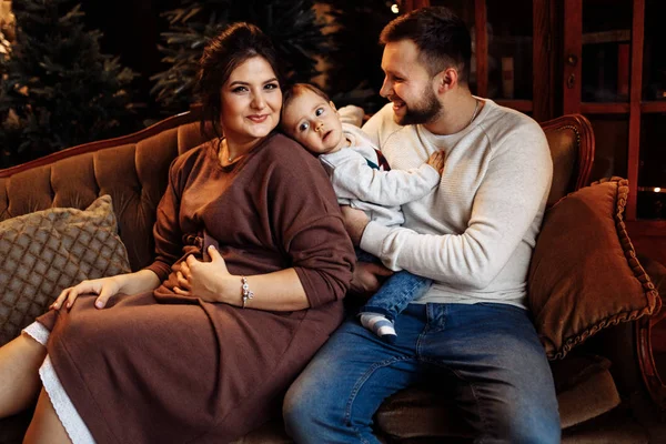 koltukta oturan genç aile