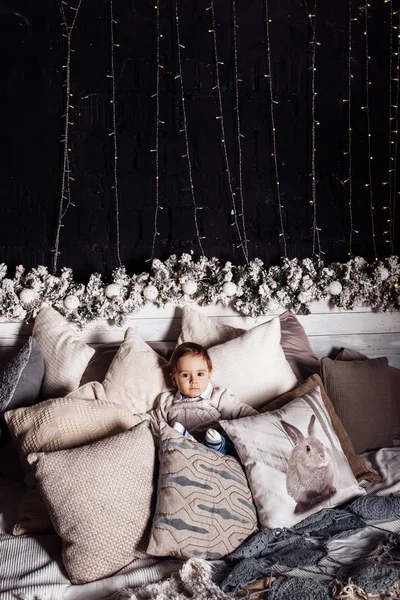 Gelukkig Schattig Jongen Spelen Bed — Stockfoto