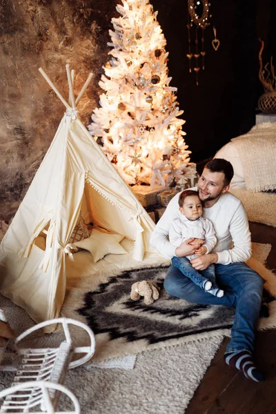 Çadırın oturan oğluyla mutlu genç baba 