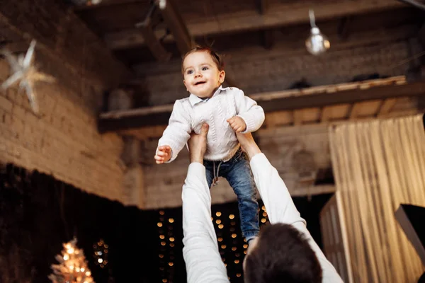 Heureux Jeune Père Tenant Son Fils — Photo