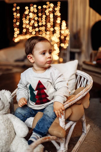 Šťastný Roztomilý Chlapec Sedí Křesle — Stock fotografie