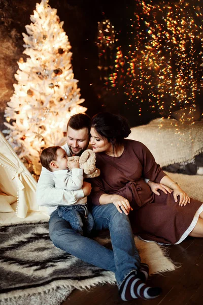 Mladá Rodina Představuje Vánoční Stromeček — Stock fotografie