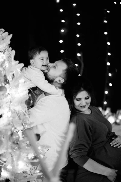 Poseren Kerstmis Gelukkige Jonge Familie — Stockfoto