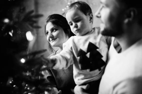 Gelukkige Jonge Familie Thuis Kerstmis — Stockfoto