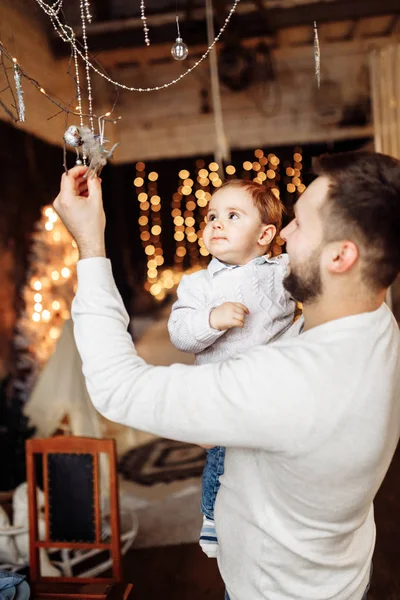 Gelukkig Jonge Vader Zoon Kijken Naar Kerstdecoratie — Stockfoto