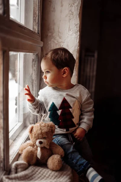 Щасливий Милий Хлопчик Грає Плюшевим Ведмедем — стокове фото