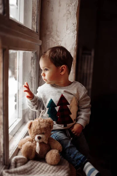 Menino Bonito Feliz Jogando Com Ursinho Pelúcia — Fotografia de Stock